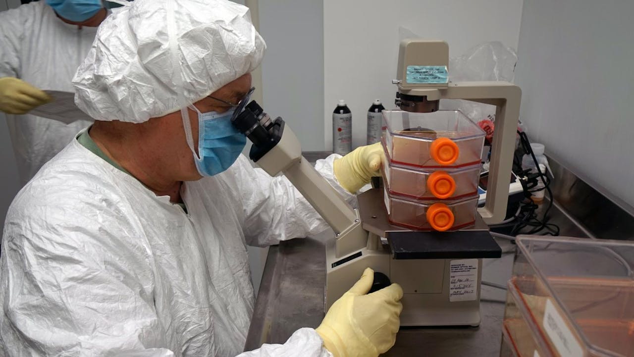 In de bioproduction facility van het Walter Reed Army Institute of Research wordt een geïnactiveerd zika-virus gemaakt als basis voor vaccins.