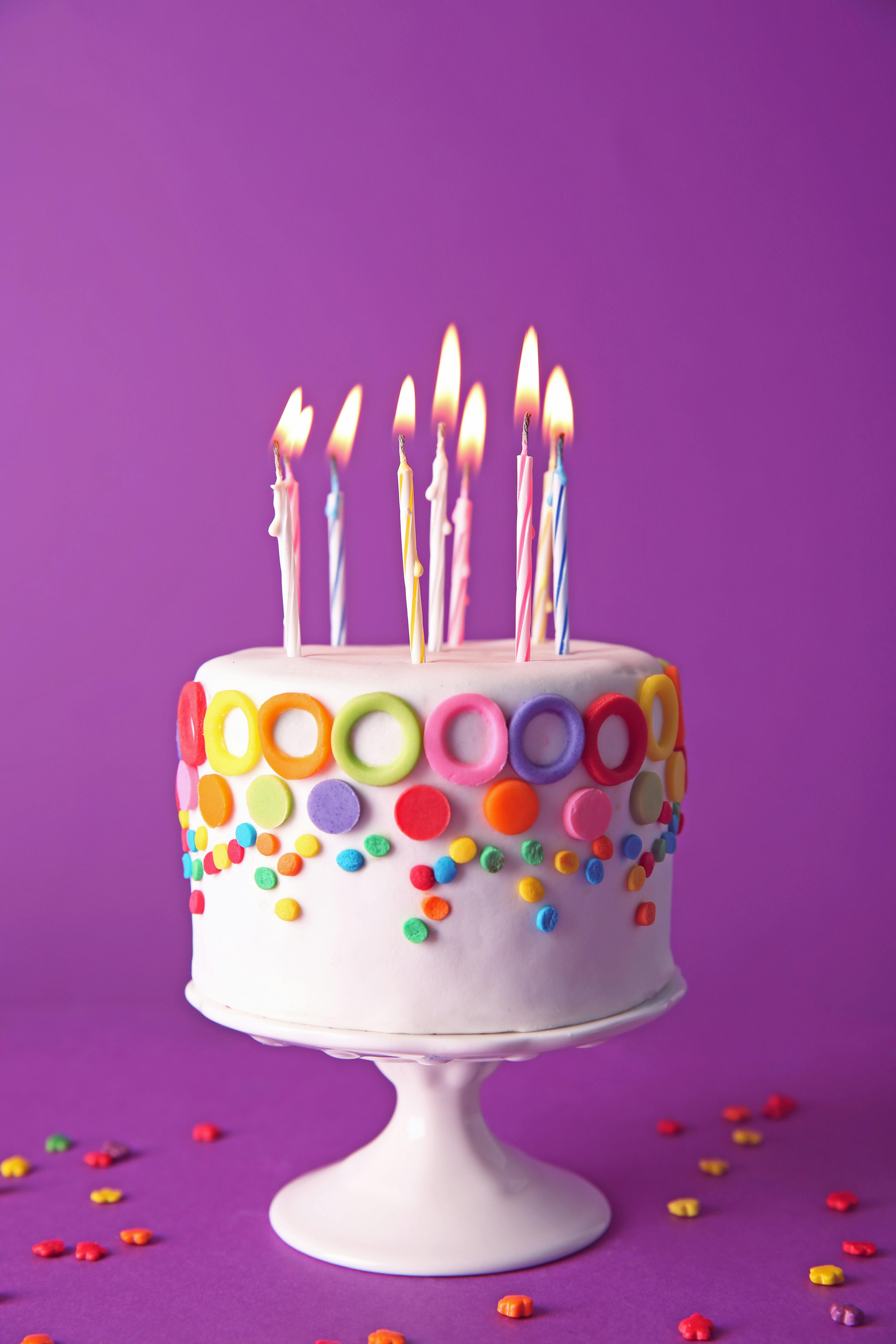 kleurig versierde taart met paarse achtergrond