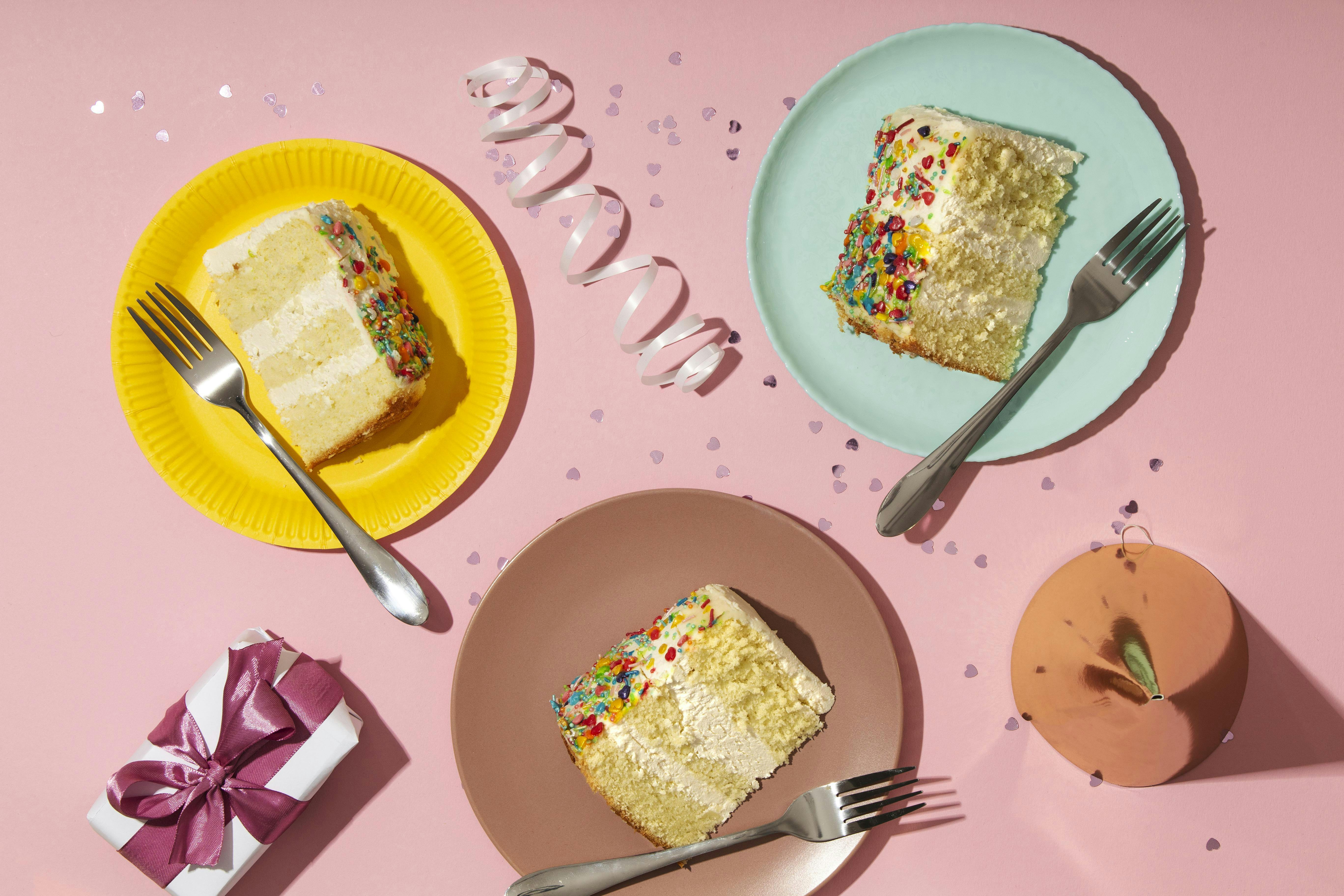 verschillende stukken taart