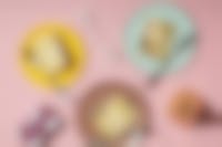 verschillende stukken taart