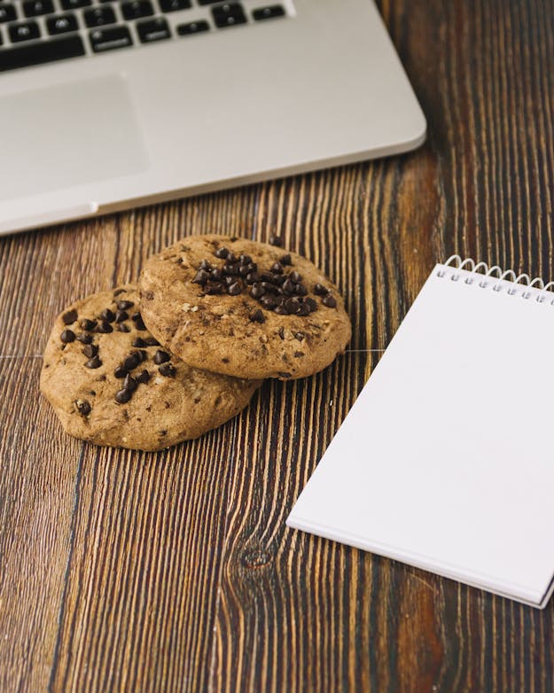 Hoe kraken hackers de code om toegang te krijgen tot het geheime Kaneelbroodjesconcept. een laptop met koekje