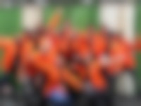 Een groepsfoto van het Leids studententeam. Alle personen op de foto dragen een oranje vest.