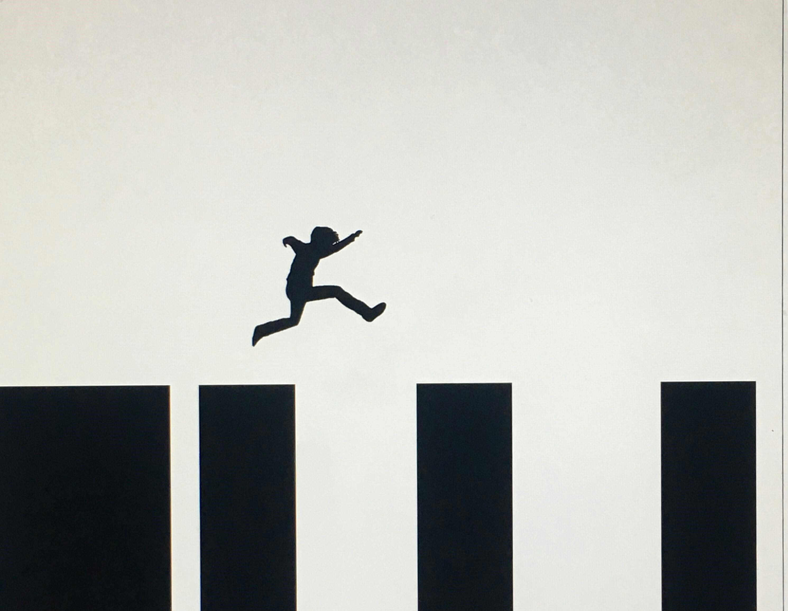 Een silhouet van een persoon die over zwarte lange balken springt.