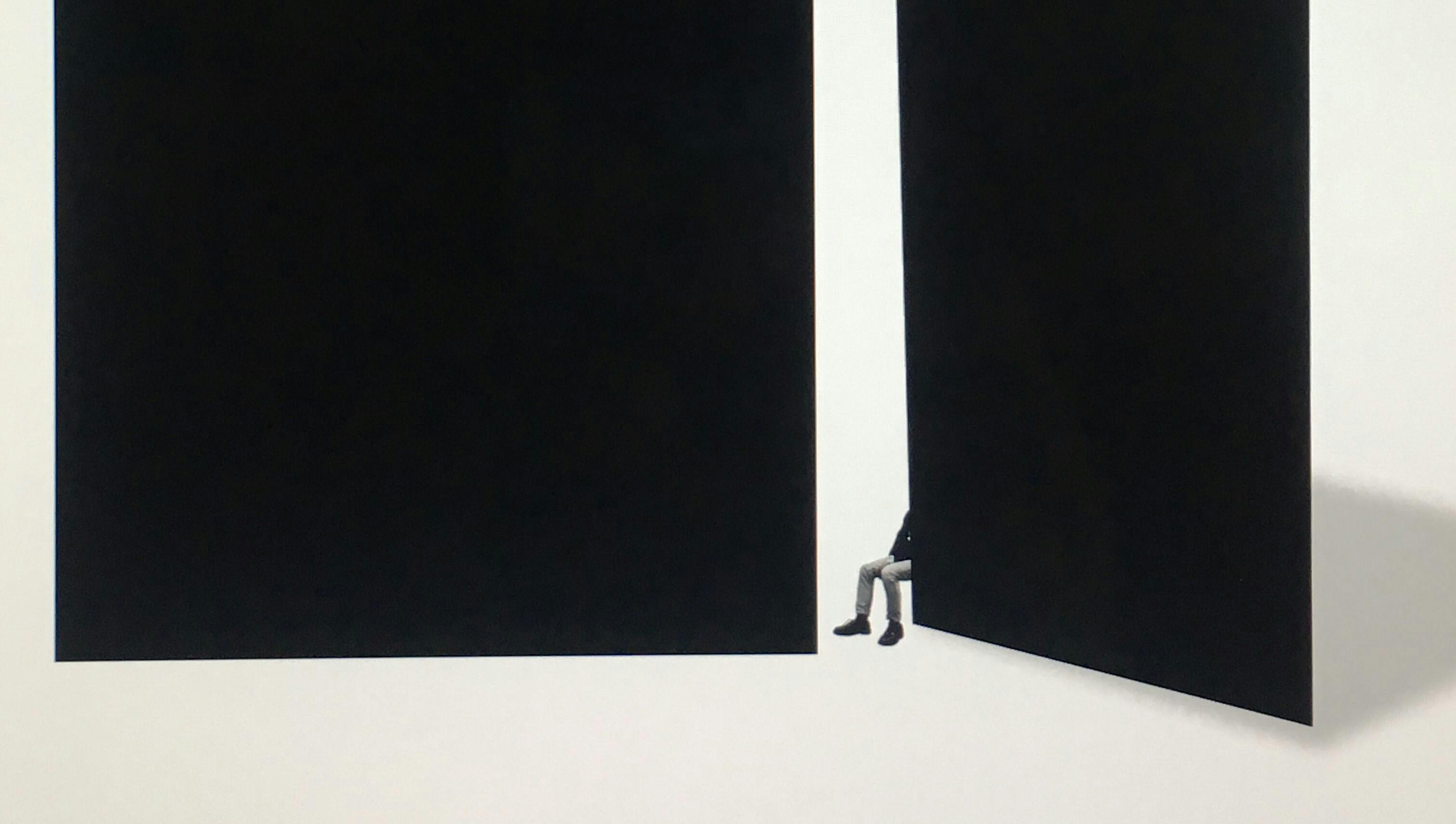 Een zwarte achtergrond met een witte uitsnede. In deze witte uitsnede zijn de benen van een persoon te zien.
