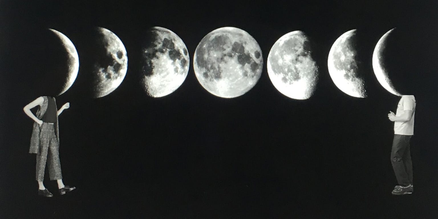 Twee personen zonder hoofd staan tegenover elkaar. Tussen hen zien we het proces van een maan die steeds voller wordt.