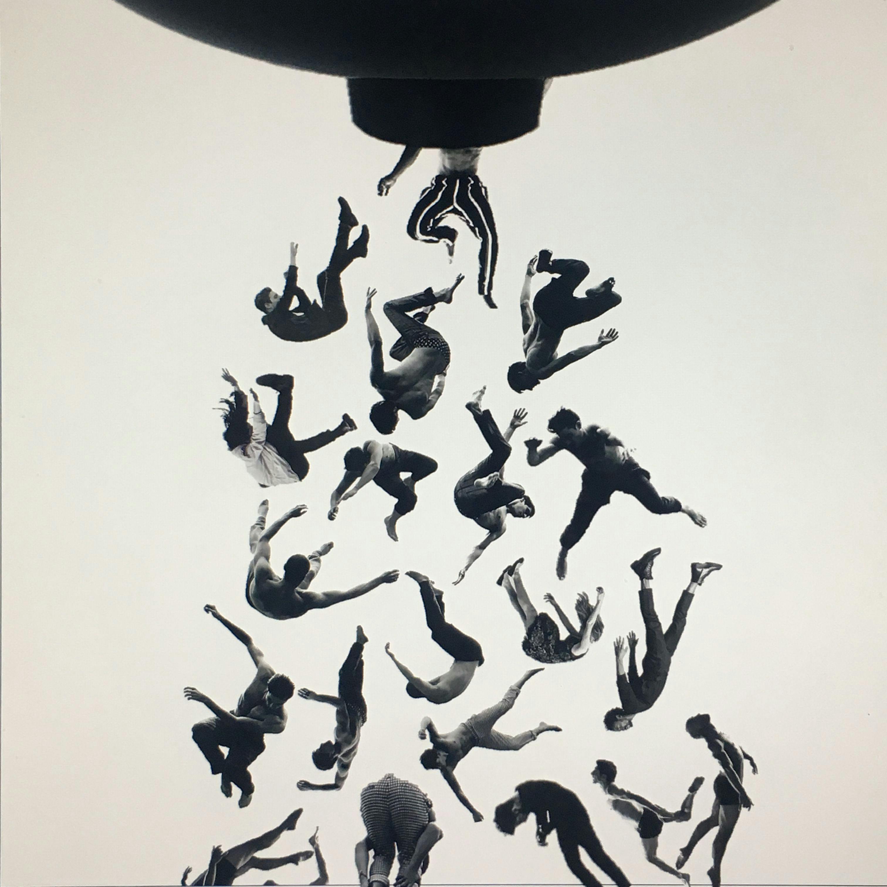 Een zwart-wit tekening van een groep mensen in de lucht.