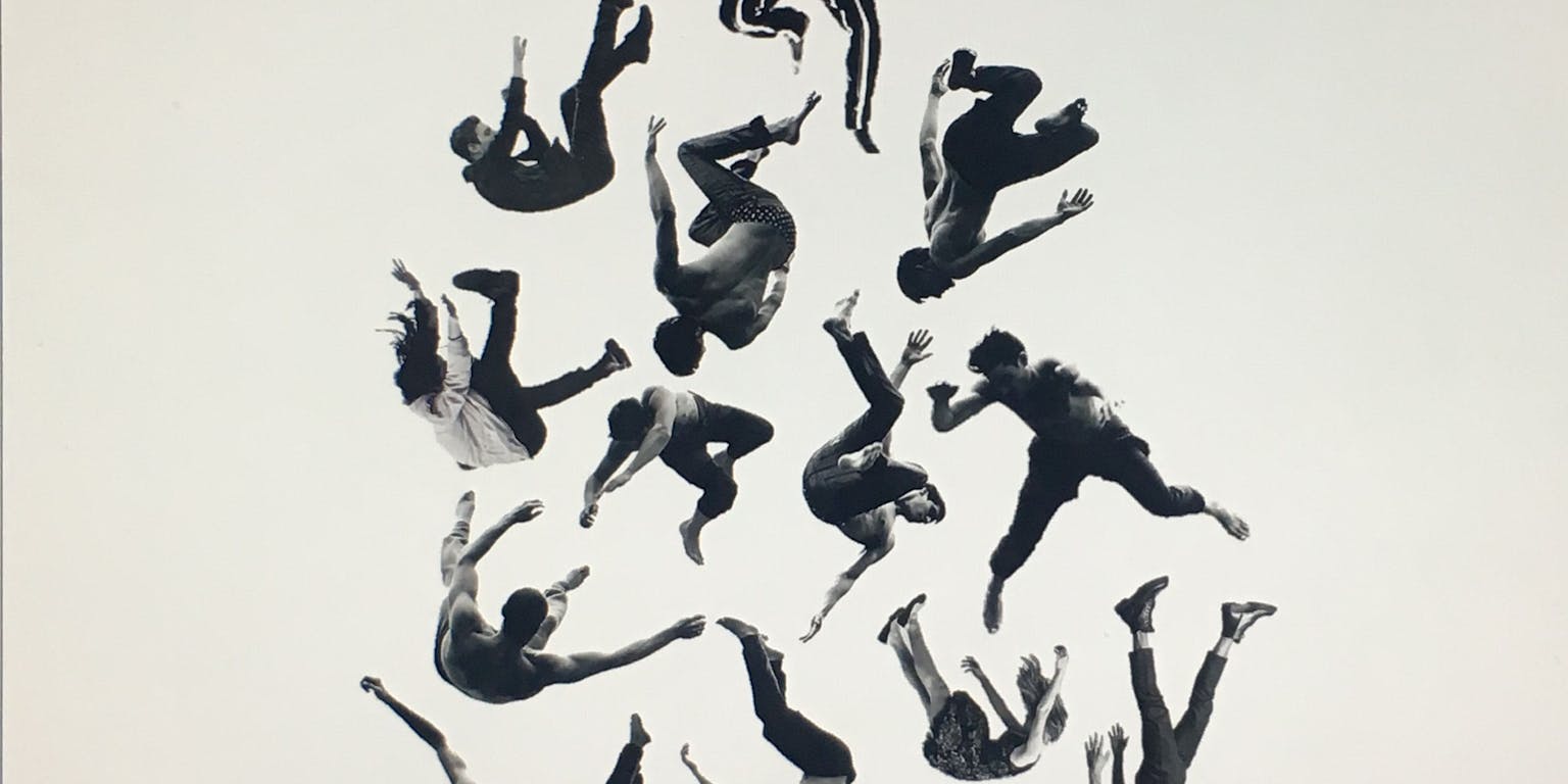 Een zwart-wit tekening van een groep mensen in de lucht.