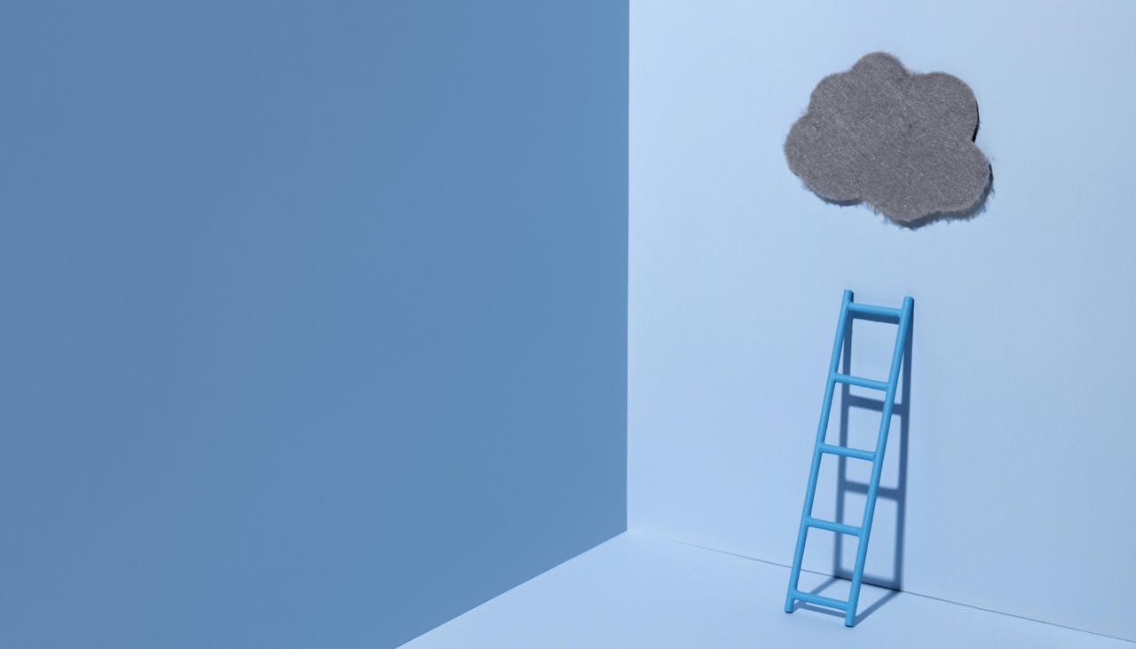 blauwe ladder onder een grijze regenwolk