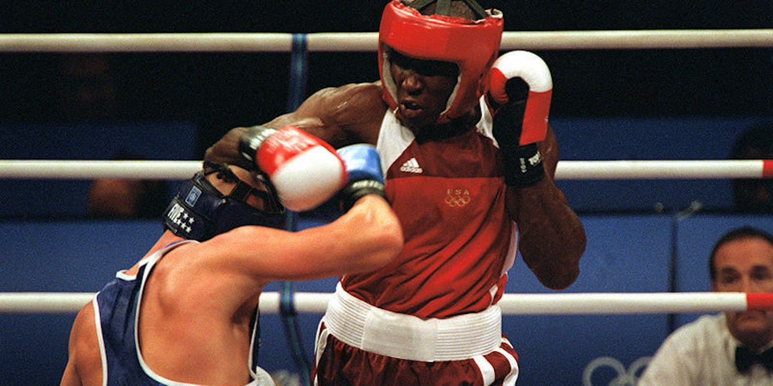 Twee boksers vechten in een boksring.