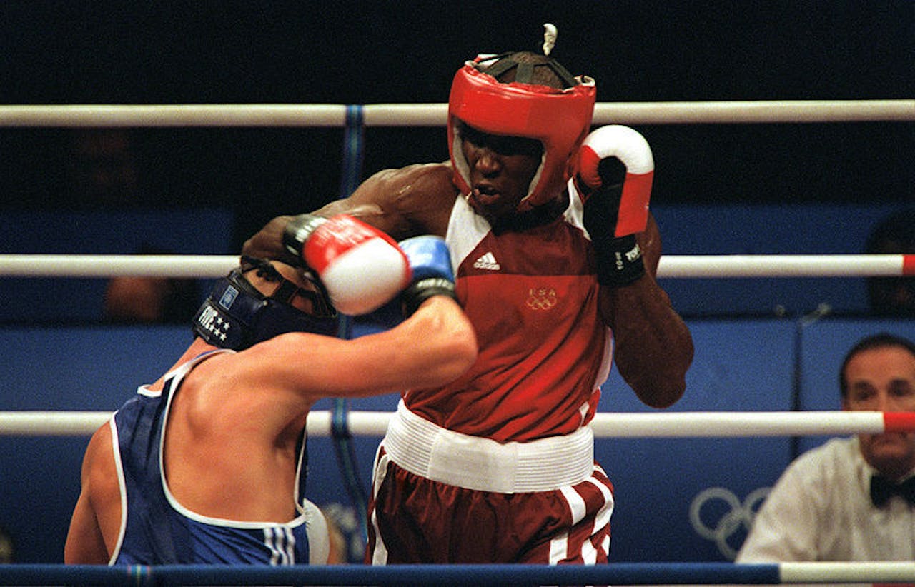 Twee boksers vechten in een boksring.