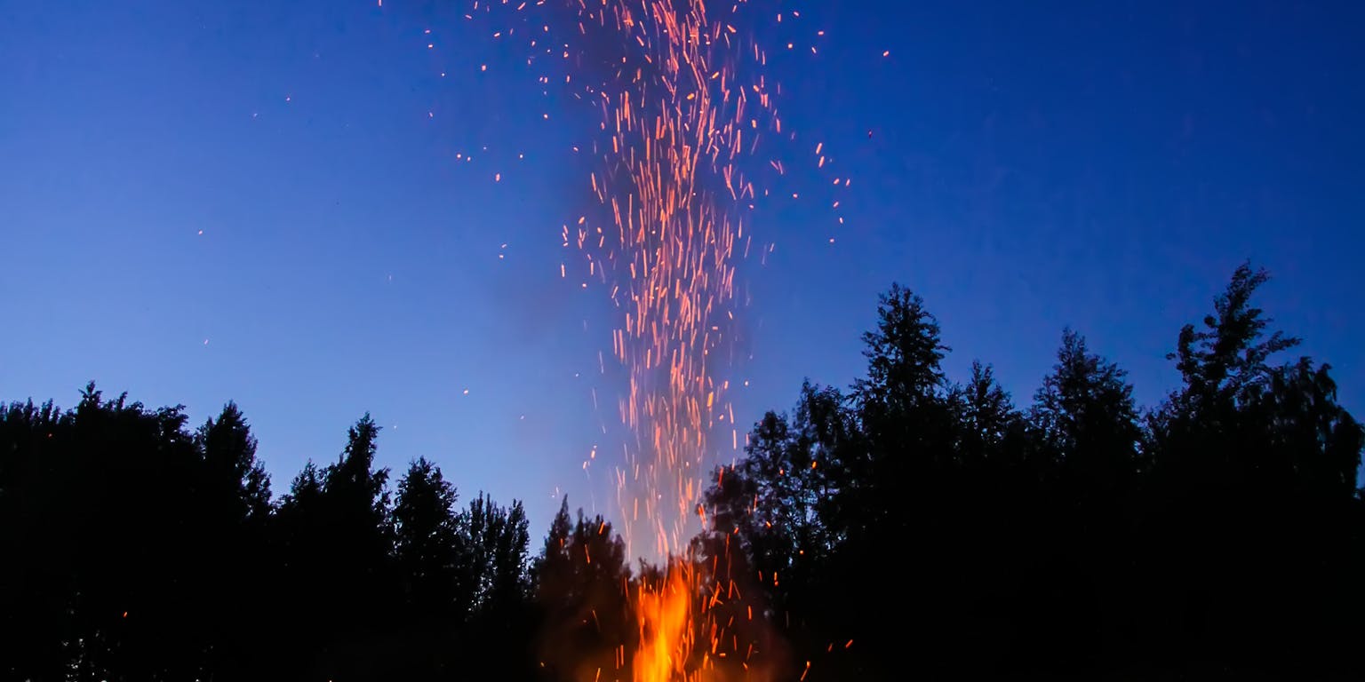brandstapel in nachtelijk bos