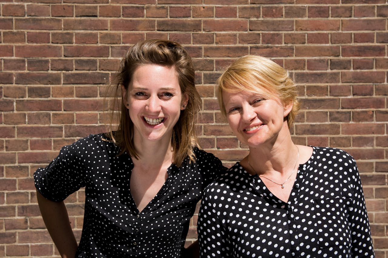 Renske Bouwer en Monica Koster ontwikkelden de lesmethode Tekster op basis van een promotieonderzoek naar schrijfvaardigheid. Op 2 september 2016 verdedigden ze hun proefschriften in een dubbelpromotie aan de Universiteit Utrecht en werden beloond met een dubbele cum laude.