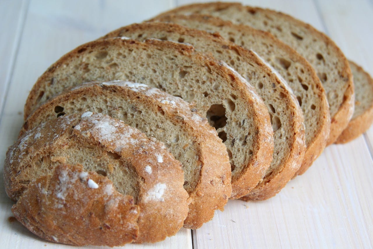 Sneetjes brood op een witte houten tafel.