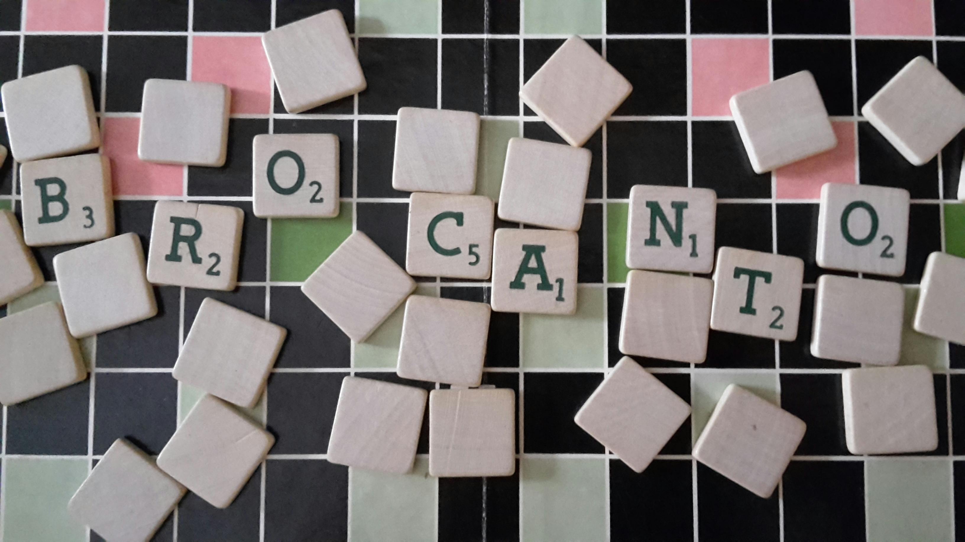 Een scrabblebord met het woord brocanto gespeld.