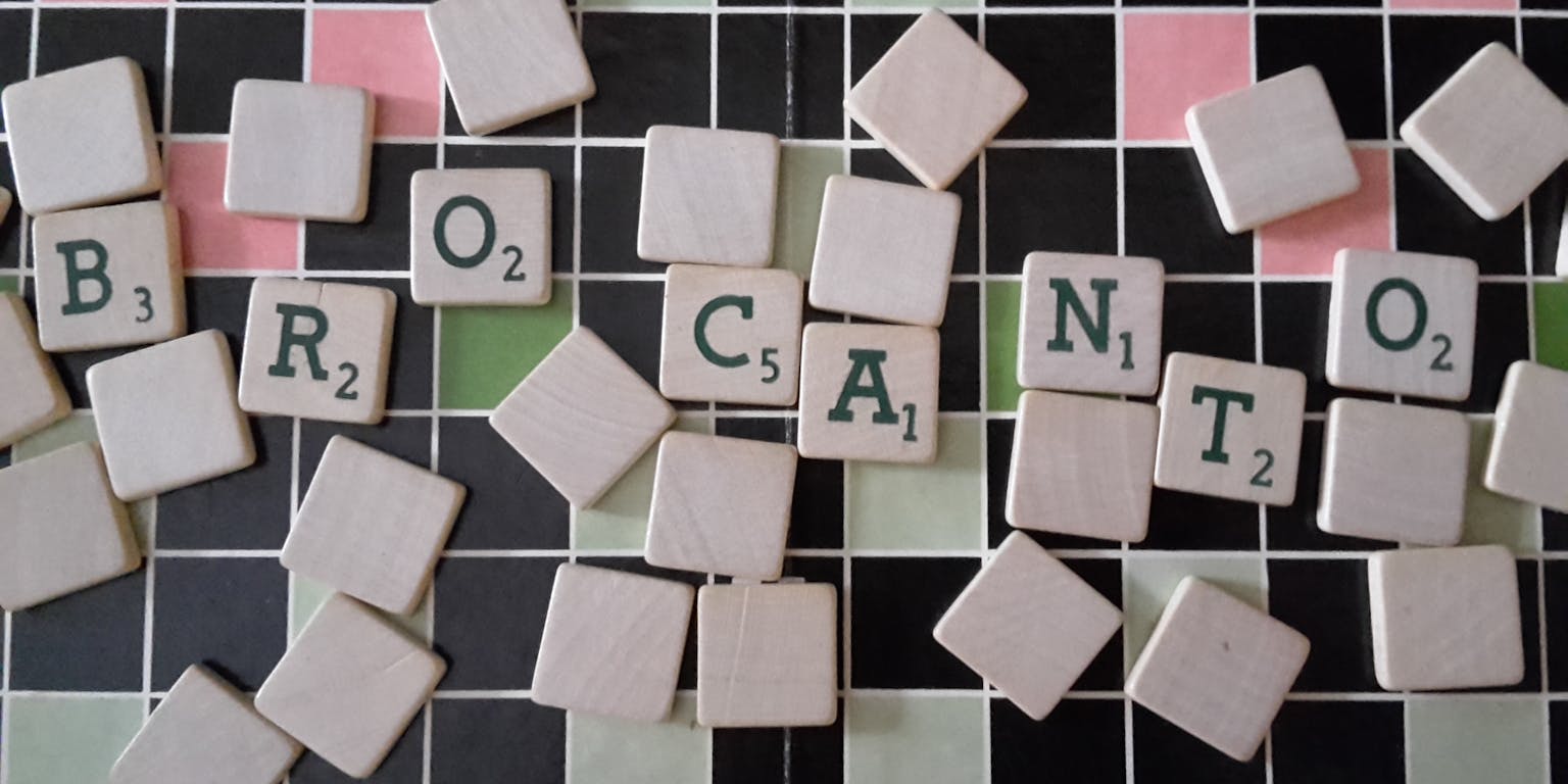 Een scrabblebord met het woord brocanto gespeld.