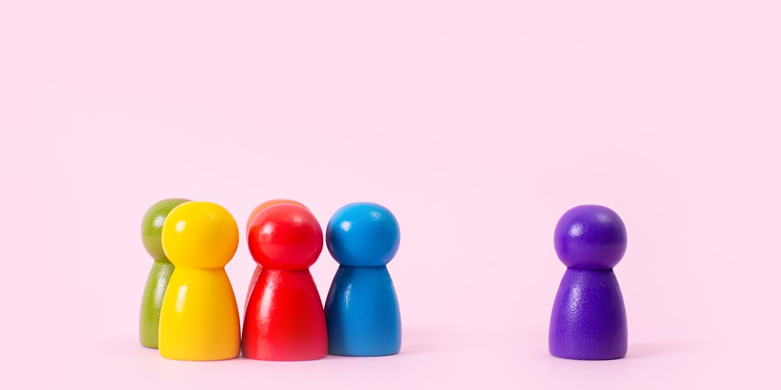 gekleurde pionnen sluiten paarse pion buiten