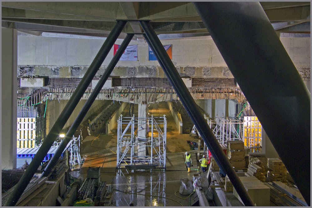 <p>Op deze locatie onder het Centraal Station van Amsterdam bouwt men aan ¨de kathedraal¨, een gigantisch project onder straatniveau.</p>