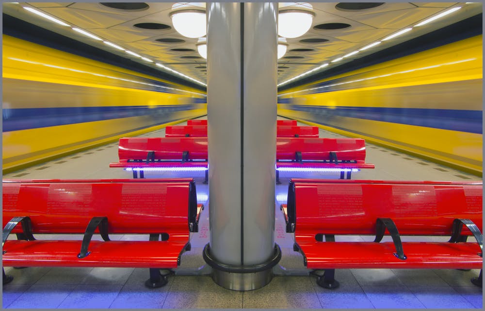 <p>Station Schiphol, waar de treinen je links en rechts voorbij snellen. Omdat de foto duidelijk gemanipuleerd is nemen we hem niet op in de App – maar we wilden hem u niet onthouden. </p>