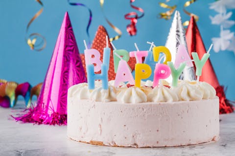 Ik verdeelde mijn taart via de Banach-Knaster Last-Diminisher-procedure verjaardagstaart met kaarsjes en kleurige hoedjes