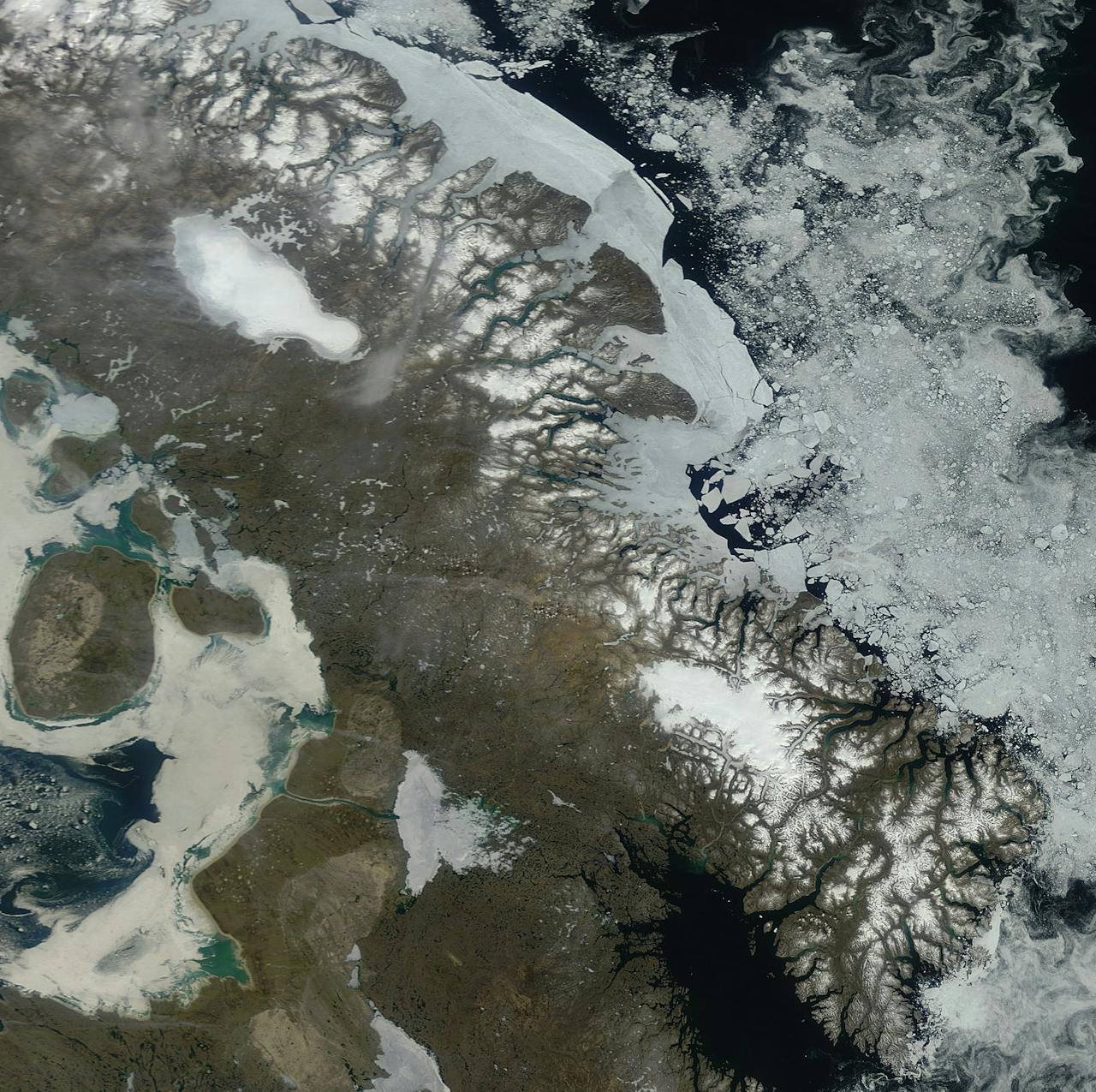 Satellietbeeld van de ijskappen in het Canadese Poolgebied, zomer 2008.
