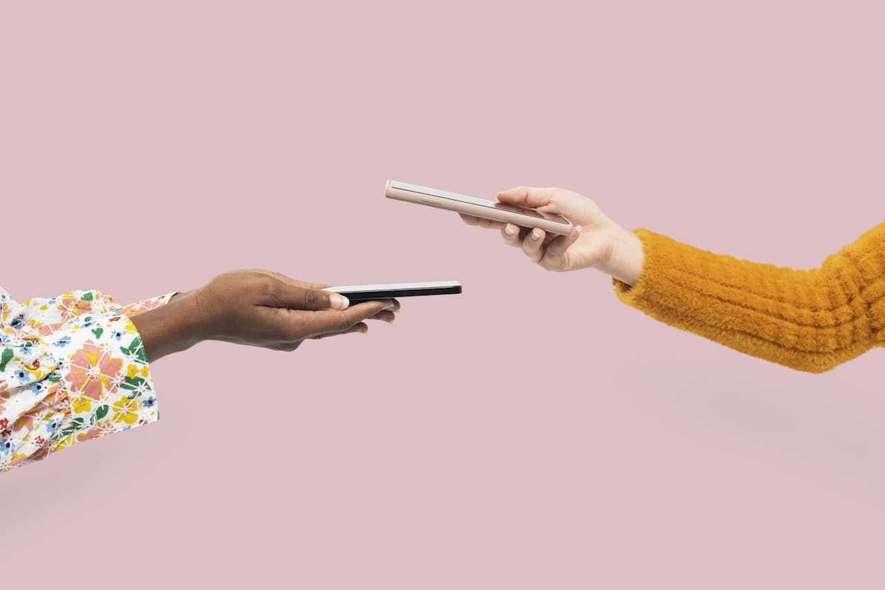Vraag jezelf af: 'waarom zie ík dit eigenlijk?' als je een politieke video voorbij ziet komen op je for you page twee mensen tegenover elkaar houden een telefoon vast, alleen hun handen en een stukje arm zijn zichtbaar