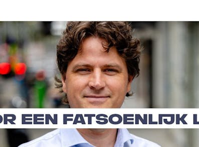 Verkiezingsposter met de lijsttrekker van het CDA in een stad met de slogan Voor een Fatsoenlijk land.