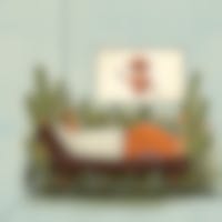 Man op sofa met chatbot als therapeut