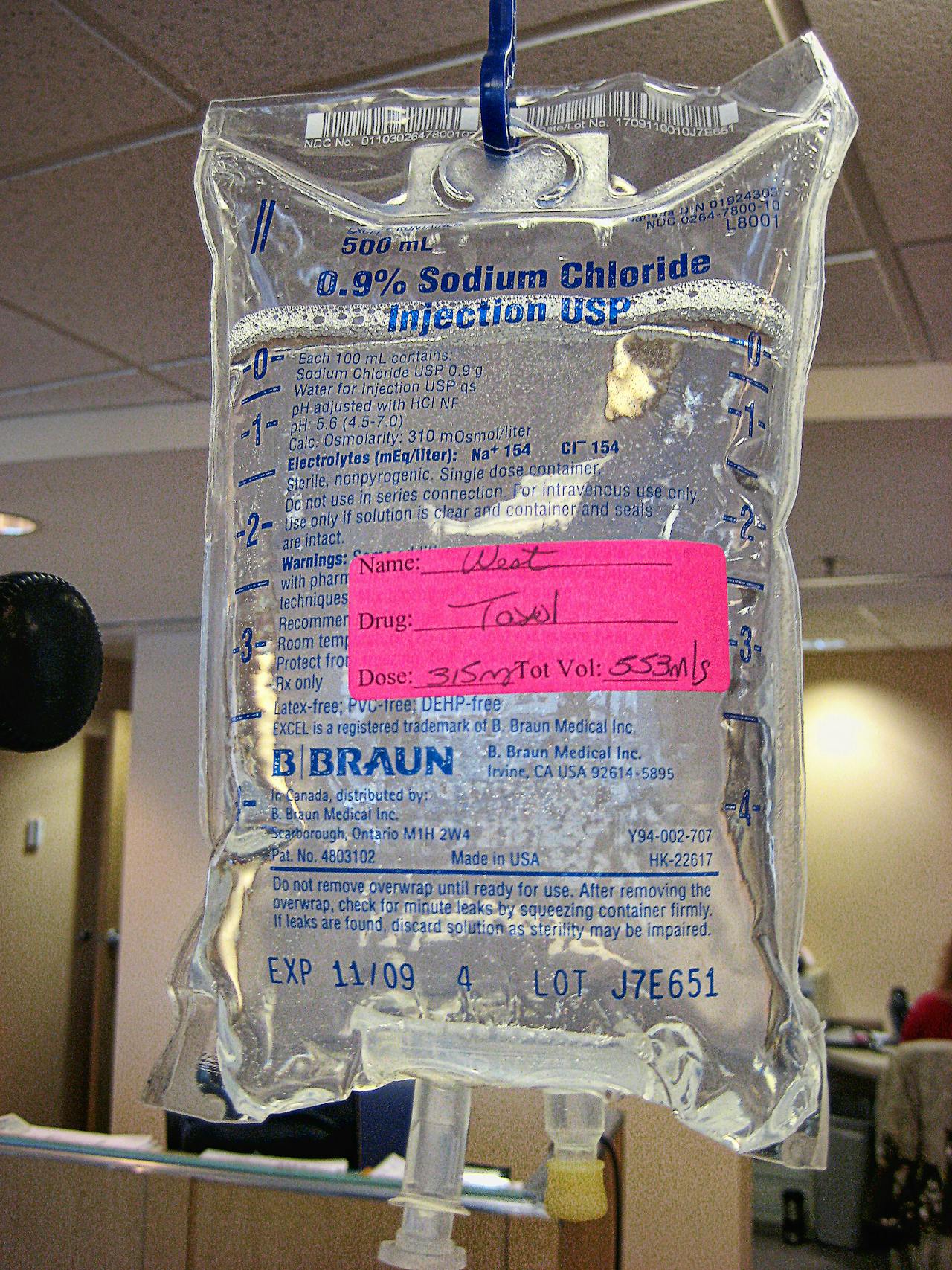 Een zak met vloeistof die gebruikt wordt bij chemotherapie.