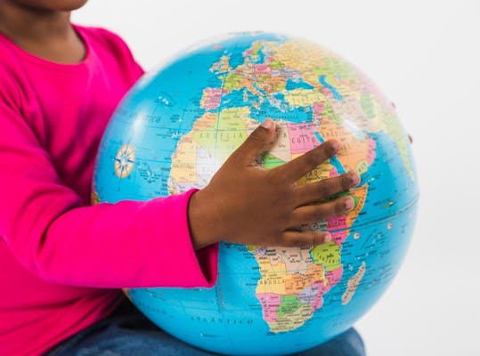 Kind dat een wereldbol vasthoud