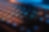 Een close-up van een computertoetsenbord met blauwe lichten.