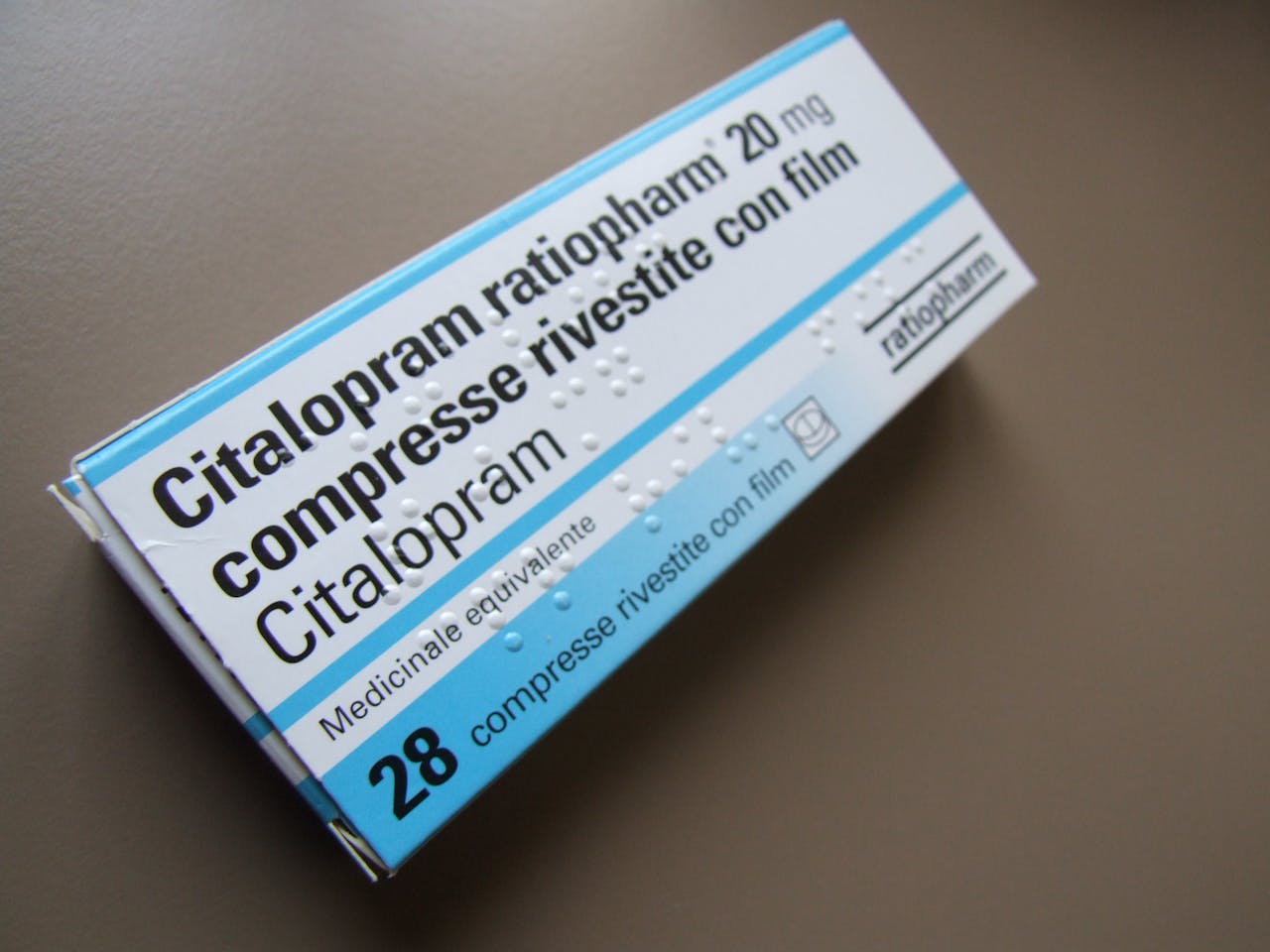 Een doosje medicijnen. Op het doosje staat de tekst: citalopram ratiopharm 20 mg.