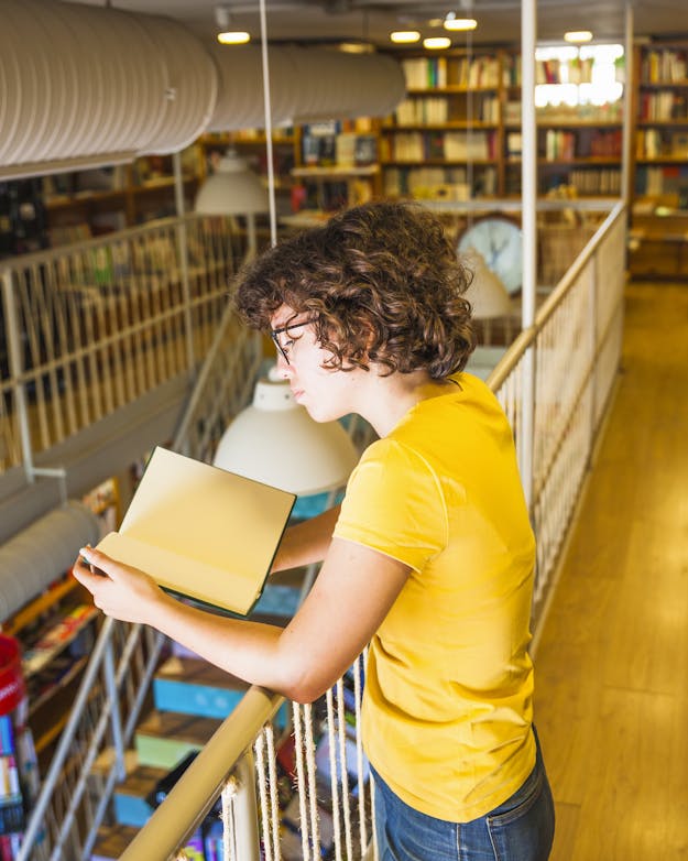 Vrouw in boekwinkel Vrouw in boekwinkel