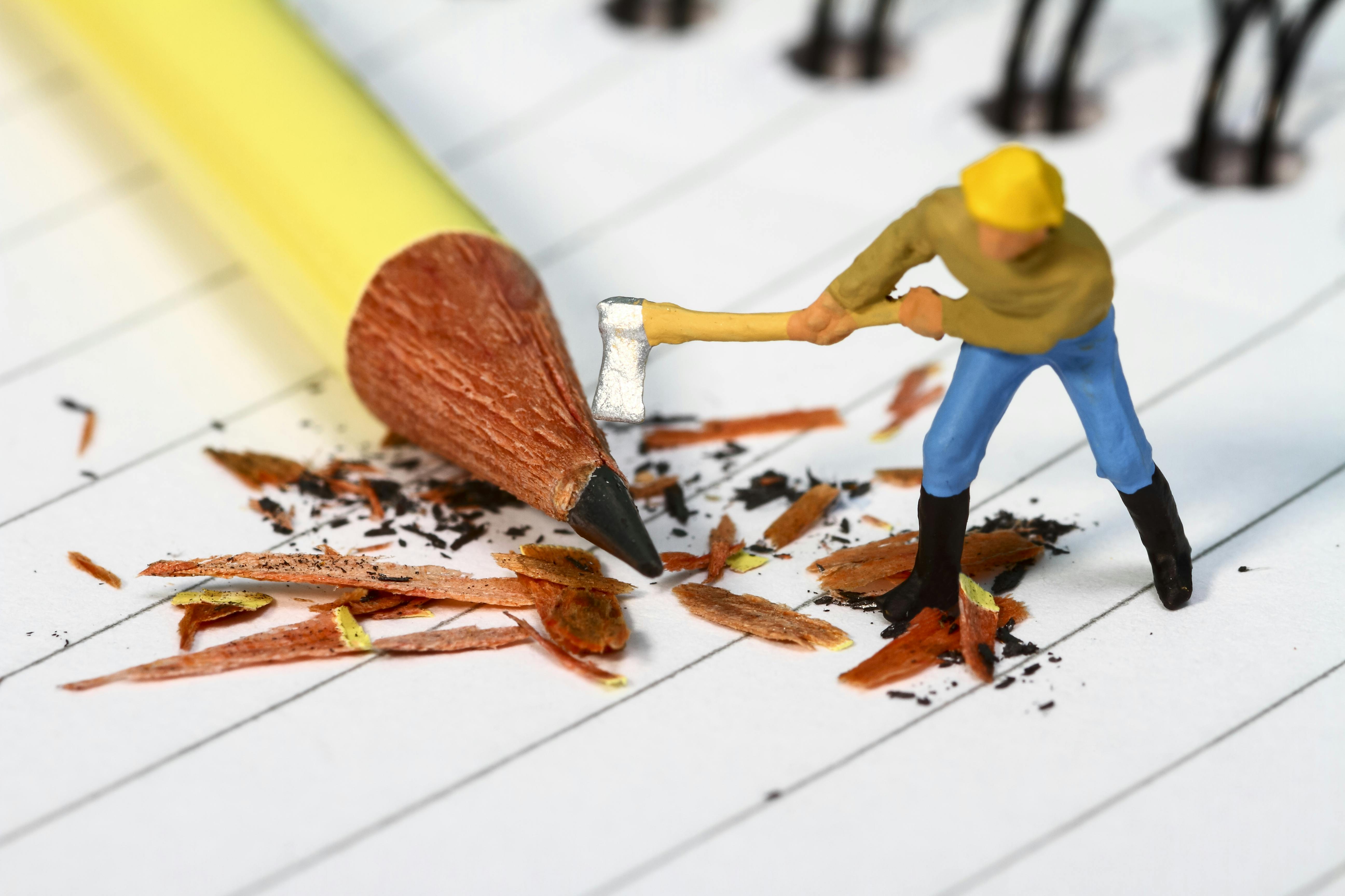Miniatuurmannetje sloopt potlood