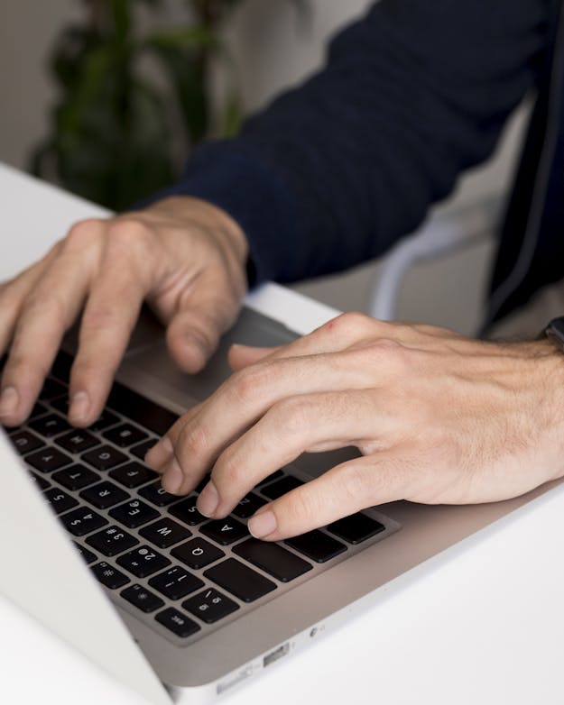Handen op laptop Handen op laptop