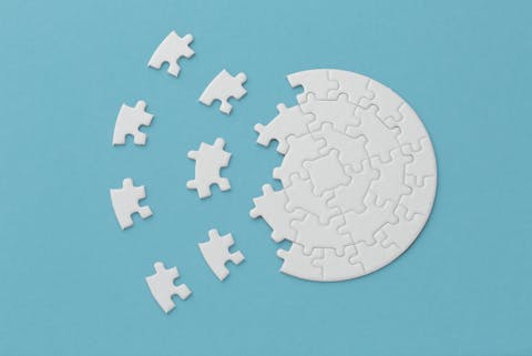Het is alsof ik een grote puzzel probeer te leggen, waarbij elk stukje data zijn eigen vorm en betekenis heeft. een puzzel van een wereldbol die nog half in elkaar gezet moet worden