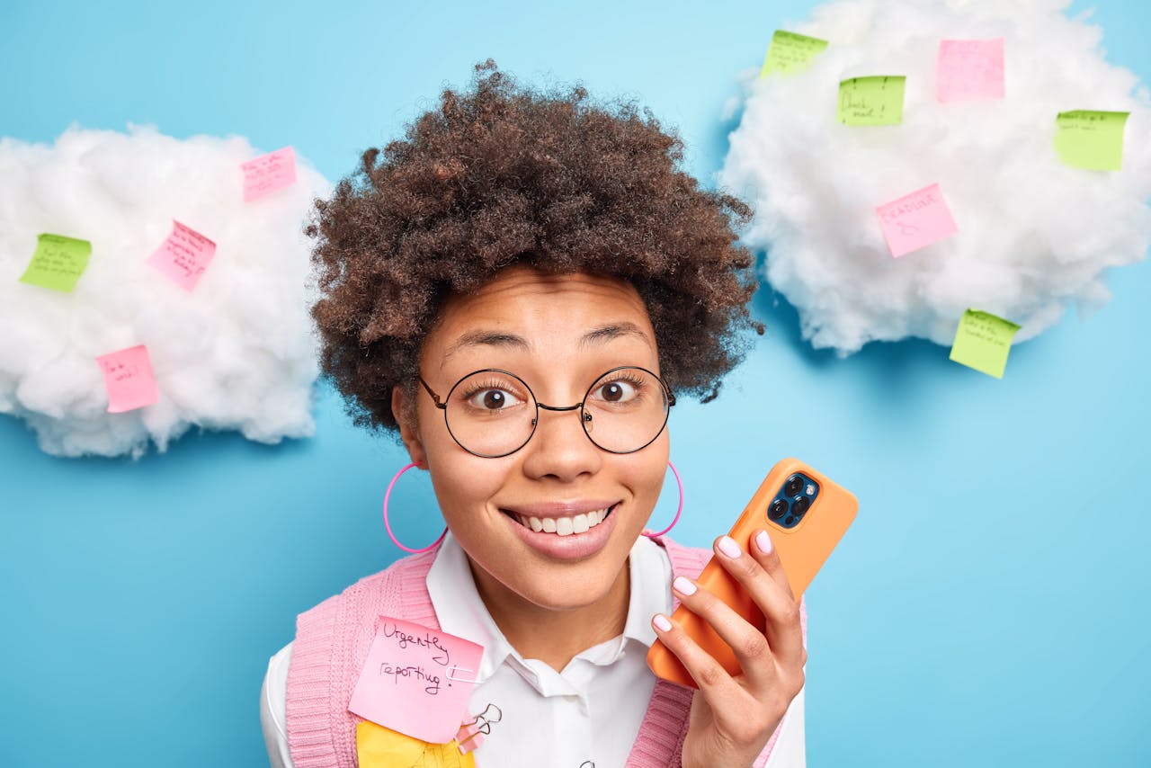 Elke keer als je iets liket, deelt, of ergens op reageert, laat je digitale sporen achter. Jonge vrouw met telefoon en post its