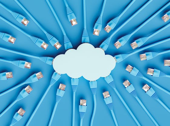 Een blauwe achtergrond met daarop een witte wolk. Naar de wolk toe lopen vanuit verschillende richtingen veel blauwe computerkabeltjes.