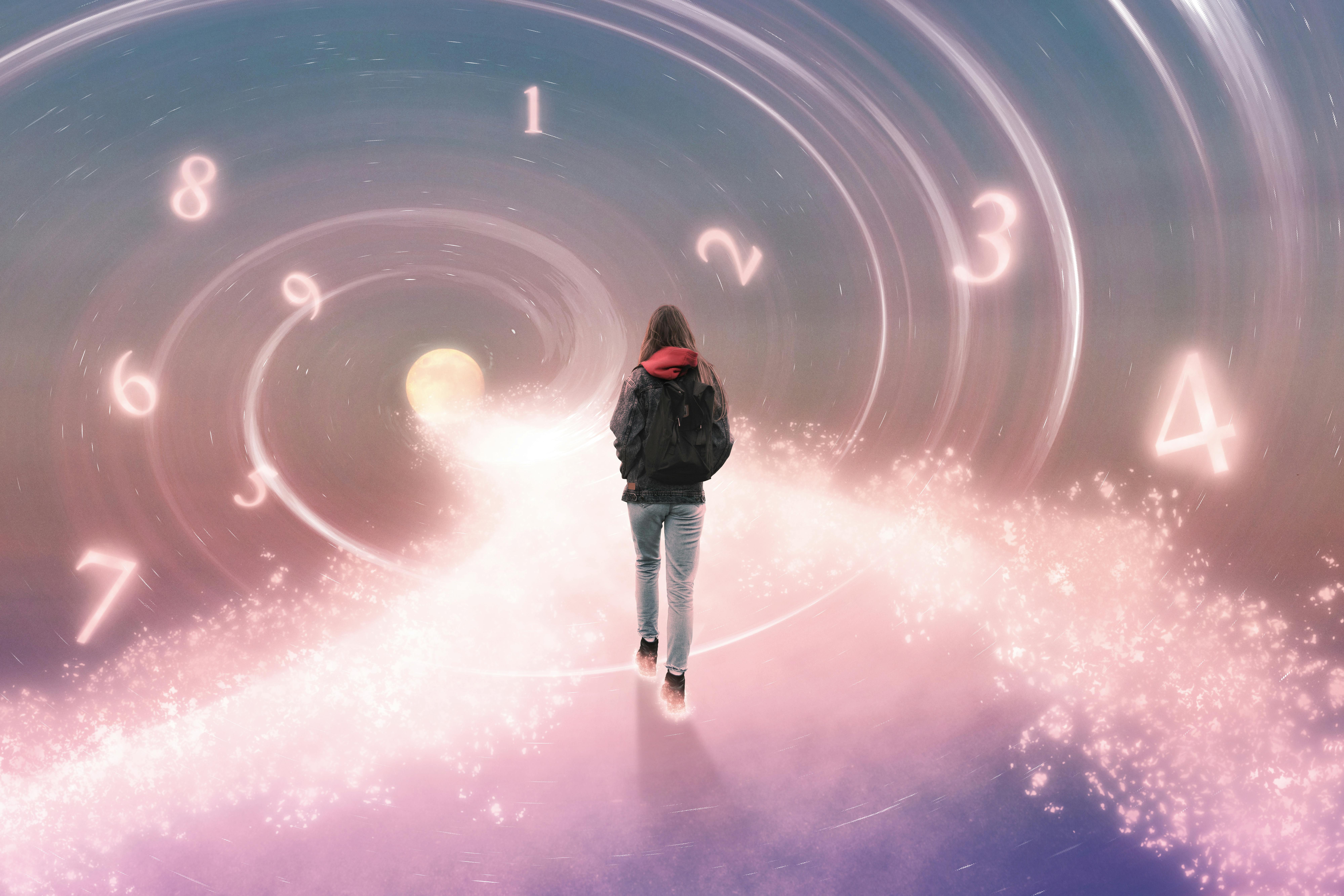 jonge vrouw loopt toekomst in