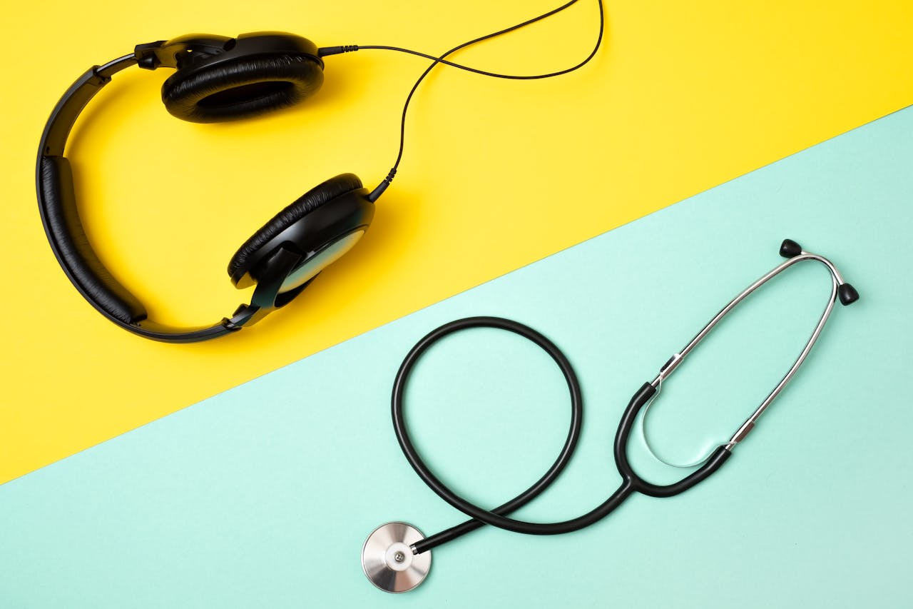 Op de spoedeisende hulp krijg je een comfortabele noise-cancelling koptelefoon aangeboden. Stethoscoop en koptelefoon