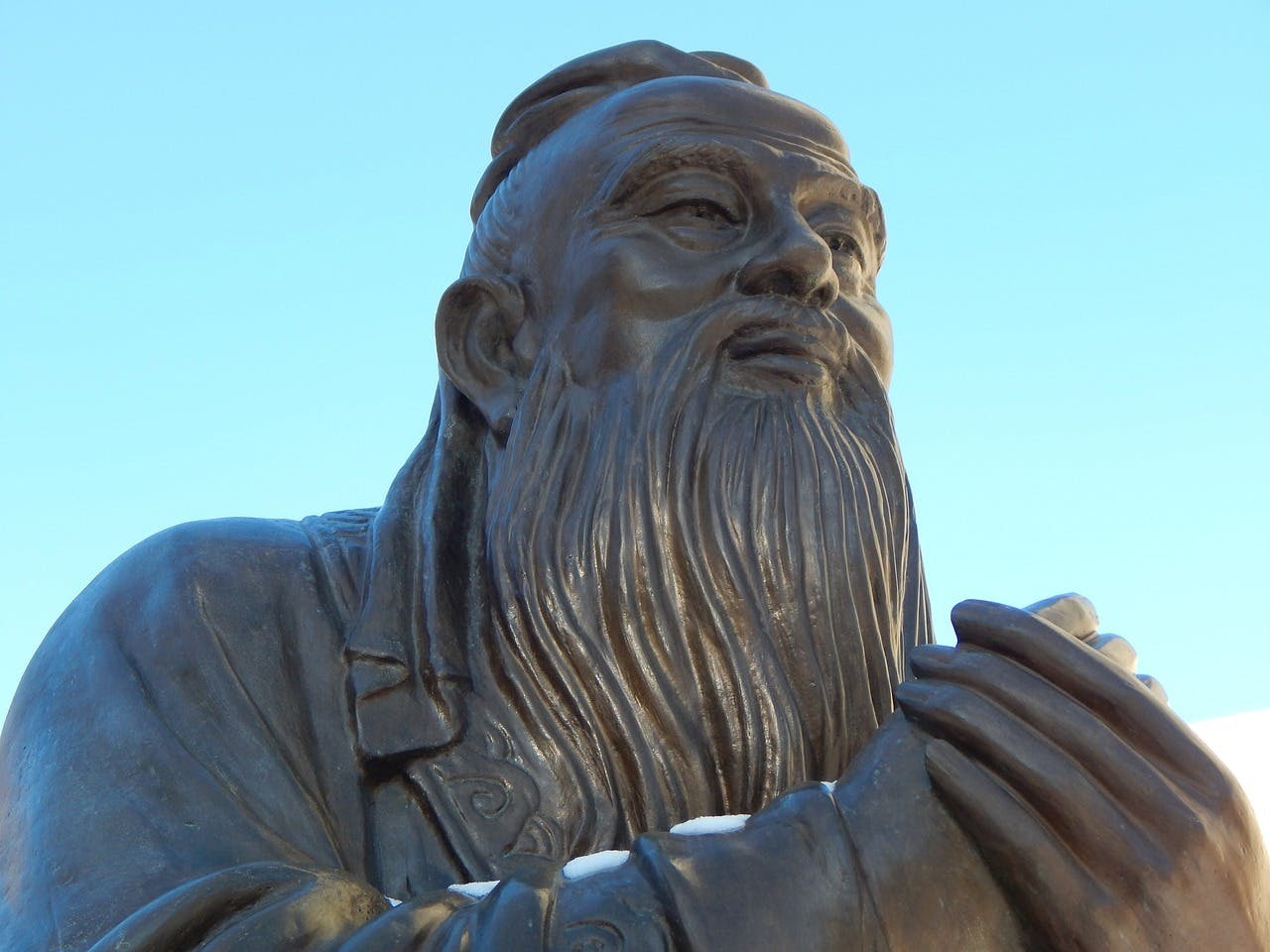 Standbeeld van Confucius met close up van gezicht