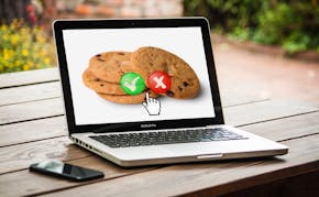 Een opengeklapte laptop waarop cookies geaccepteerd of afgewezen kunnen worden.
