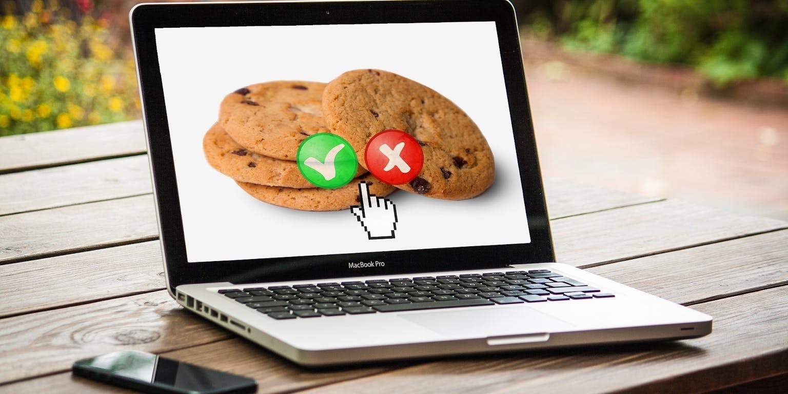 Een opengeklapte laptop waarop cookies geaccepteerd of afgewezen kunnen worden.