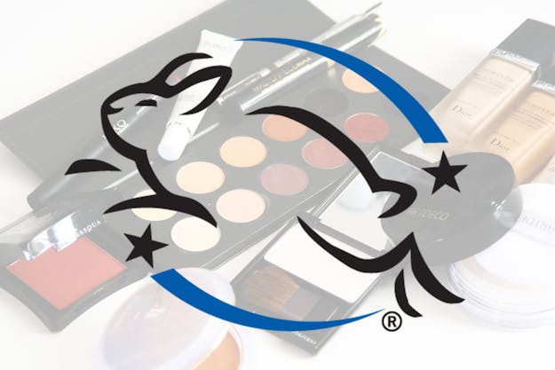 Het Leaping Bunny-logo is het internationale logo voor dierproefvrije cosmetica. Europa liep voorop: in 2013 kwam er een volledige ban op dierproeven voor het testen van cosmetica. Stylistische weergave van een springend konijntje met daaromheen twee blauwe strepen en twee zwarte sterren, met op de achtergrond cosmeticaproducten