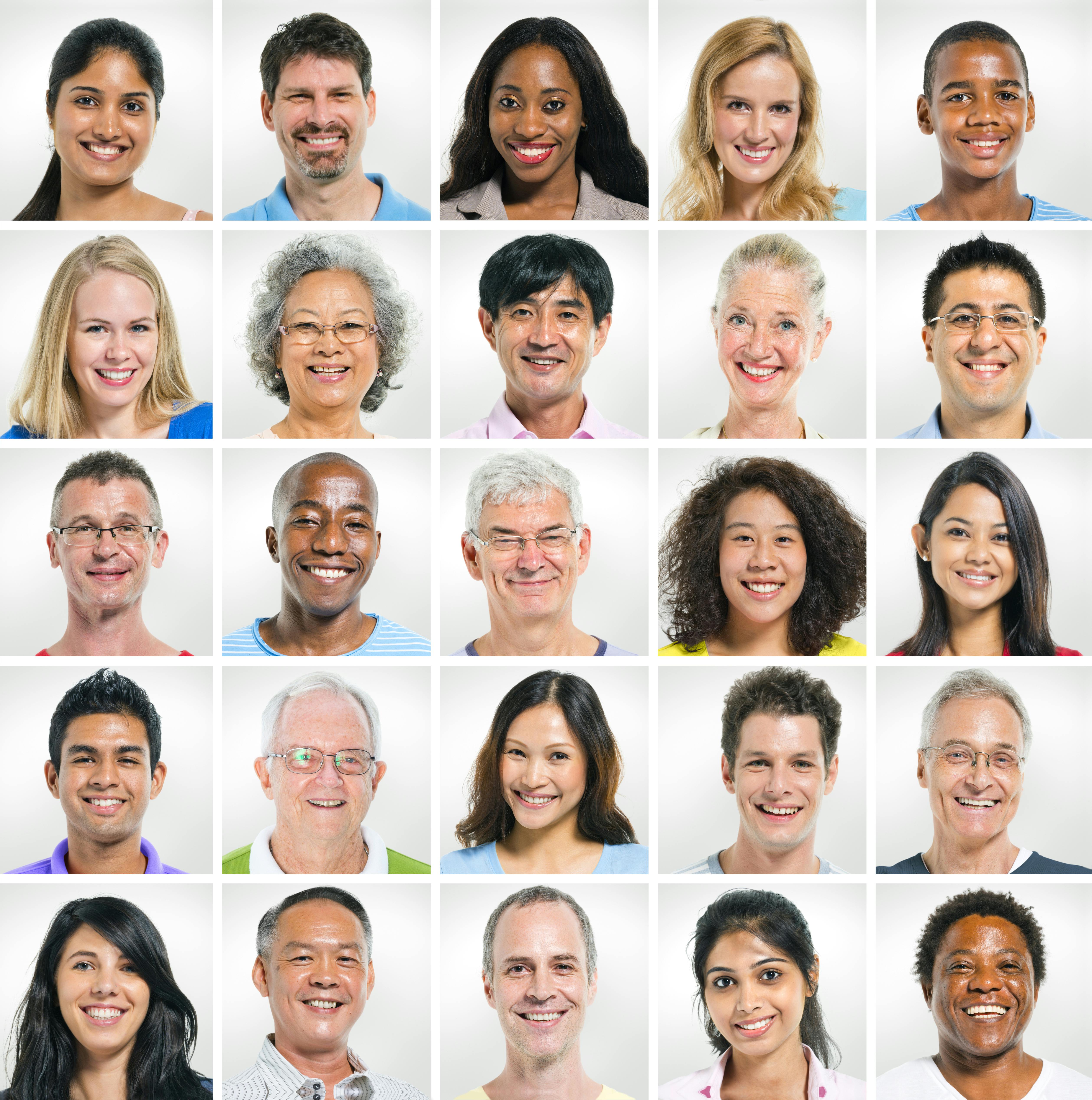 Een groep mensen met verschillende gezichtsuitdrukkingen.