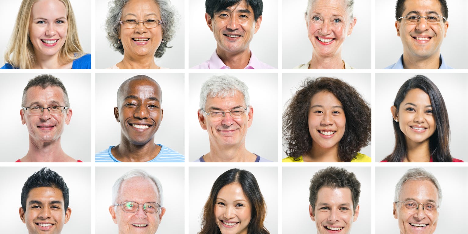 Een groep mensen met verschillende gezichtsuitdrukkingen.