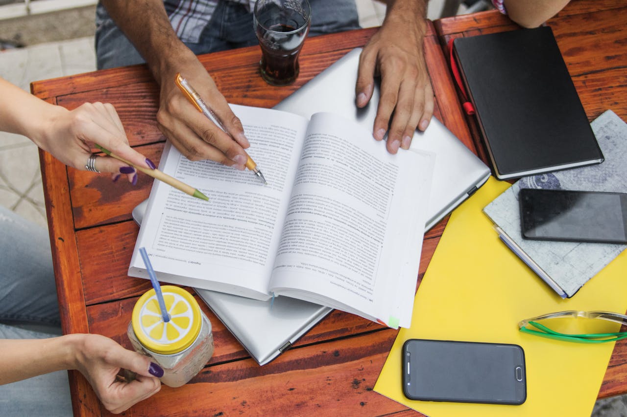 filosofie leert je hoe je scherp nadenkt over complexe thema’s. mensen met studieboeken