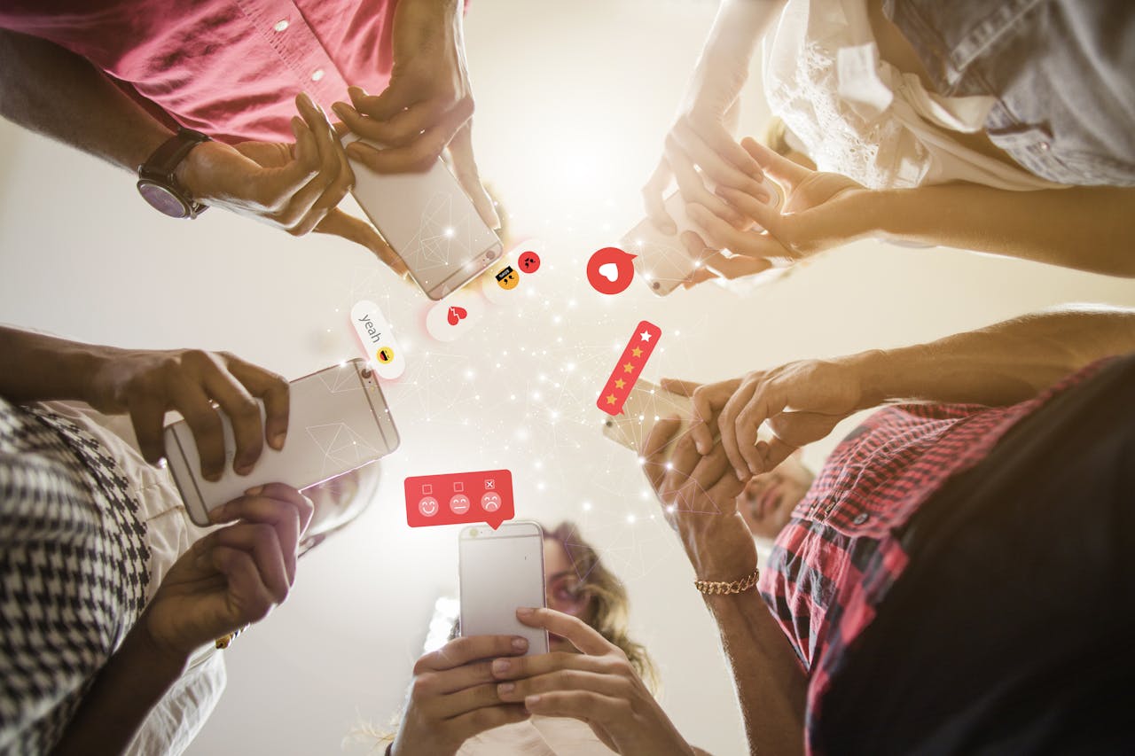 Ik laat mensen politieke advertenties zien en probeer zo te ontdekken of ze eerder kijken naar reclames die passen bij hun mening of interesses. Groep vrienden op social media houden telefoons vast waarbij je berichten die ze liken ziet