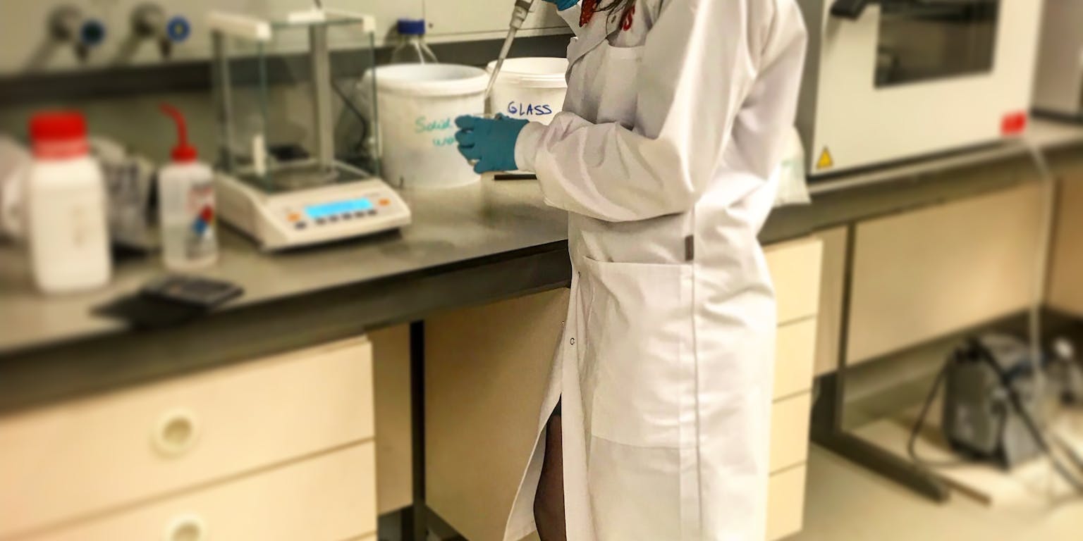 Biomedisch ingenieur Dan Jing Wu in een laboratorrium.