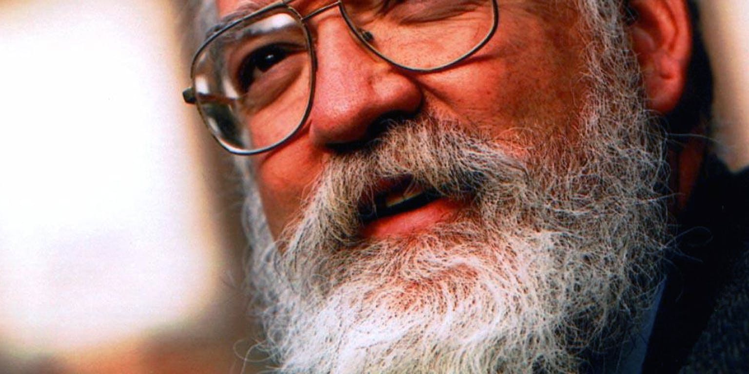 Een kleurenportret van filosoof Daniel Dennett.