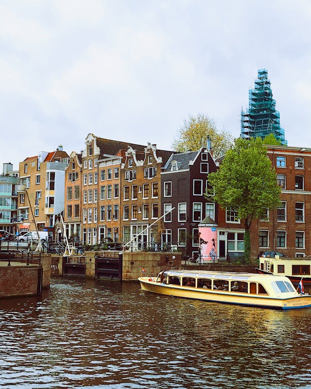 Sluis in Amsterdamse gracht Sluis in Amsterdamse gracht